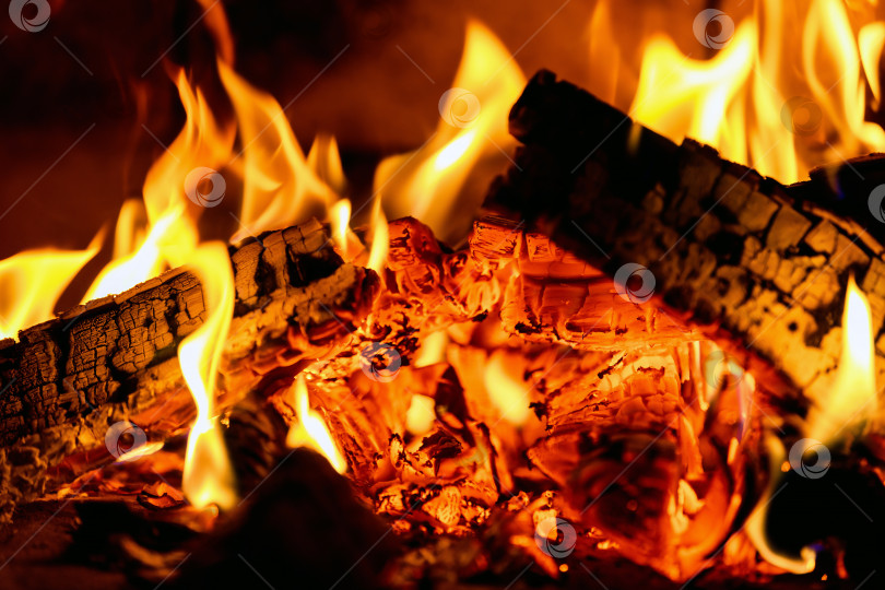 Скачать Языки пламени на горящих дровах в дровяной печи для пиццы. Фон. фотосток Ozero