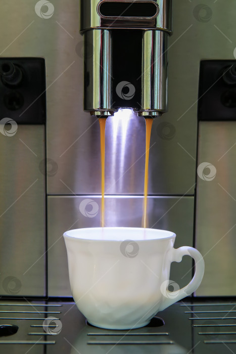 Скачать кофемашина наливает кофе в чашку фотосток Ozero