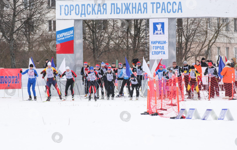 Скачать Начинайте кататься на лыжах, люди. фотосток Ozero