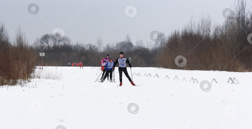 Скачать Группа подростков на трассе. фотосток Ozero