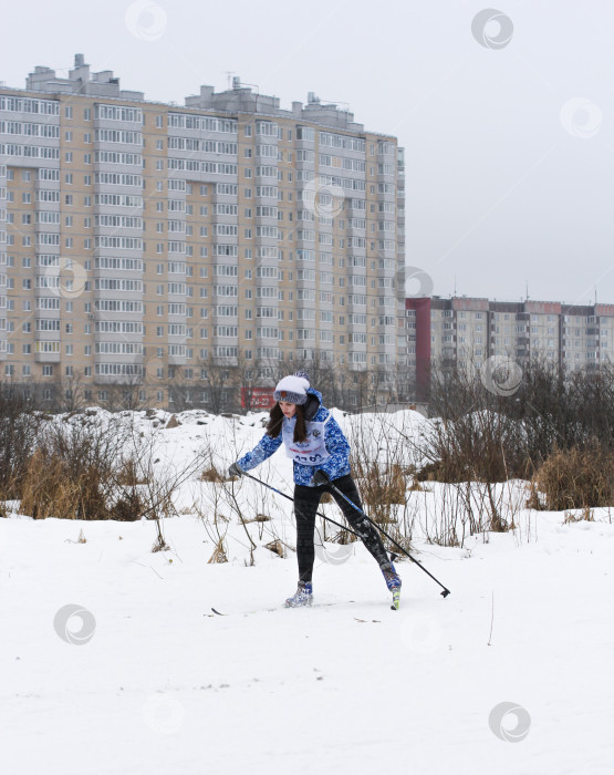 Скачать Молодая девушка на лыжах. фотосток Ozero