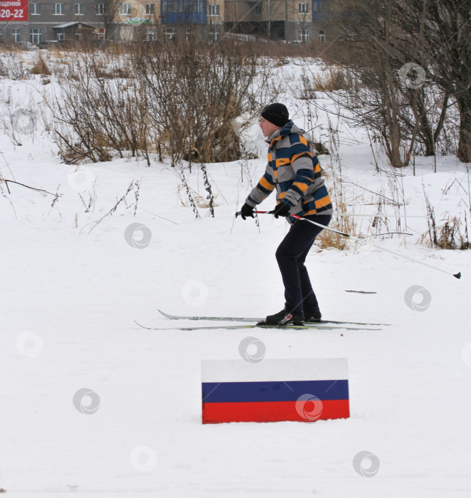 Скачать Мужчина бежит по трассе. фотосток Ozero