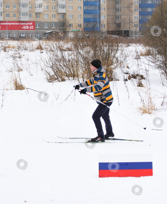 Скачать Человек бежит по дорожке. фотосток Ozero