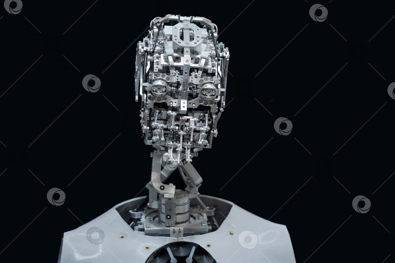 Скачать голова антропоморфного робота, способного имитировать эмоции, без внешней оболочки-кожи, на черном фоне фотосток Ozero
