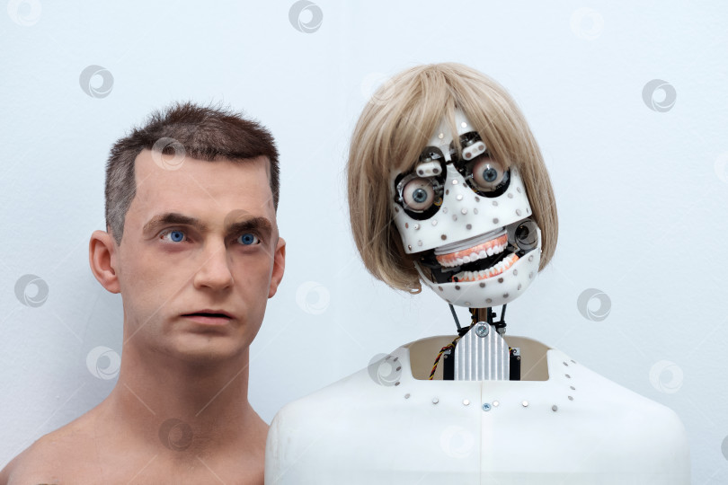 Скачать головы антропоморфных роботов, способных имитировать эмоции, без кожи на лице и с кожей на лице, на белом фоне фотосток Ozero