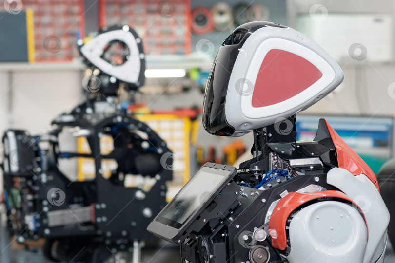 Скачать человекоподобные роботы в процессе сборки и наладки в мастерской фотосток Ozero