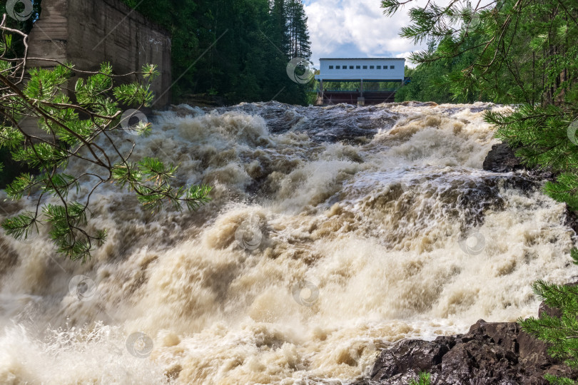 Скачать водопад во время открытия шлюзов для холостого сброса воды на небольшой гидроэлектростанции фотосток Ozero