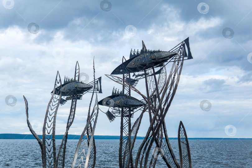 Скачать объект современного искусства, скульптура "Карельские рыбки" на набережной Петрозаводска, Карелия фотосток Ozero