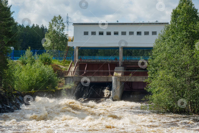 Скачать открыты шлюзы для холостого сброса воды на небольшой гидроэлектростанции фотосток Ozero