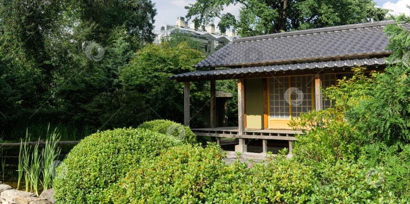 Скачать чайный домик за прудом в японском саду фотосток Ozero