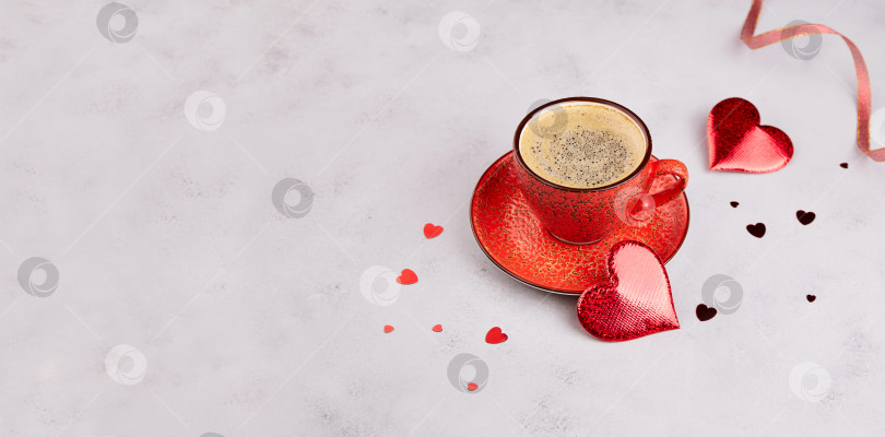 Скачать Красная кофейная чашка, украшения в виде сердечек на сером фоне. Баннер ко Дню святого Валентина. фотосток Ozero