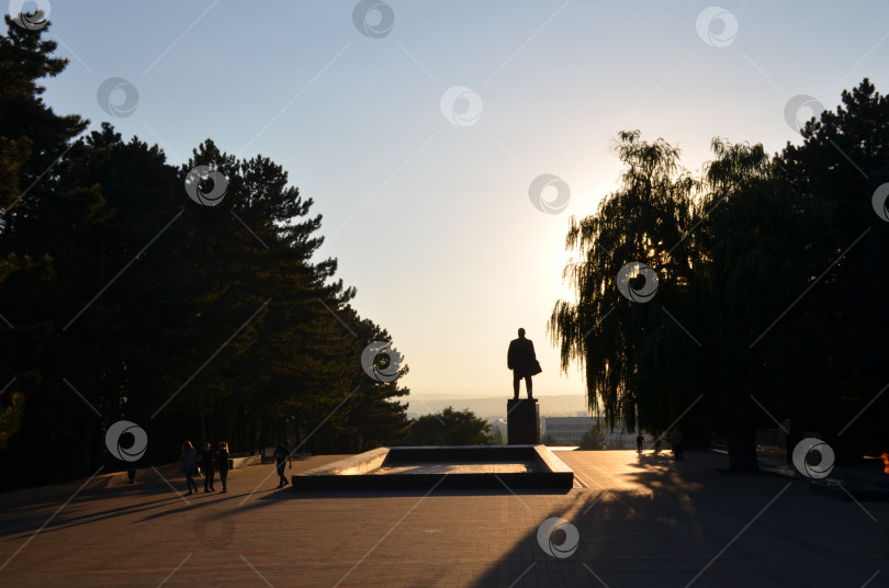 Скачать Памятник Ленину в Пятигорске на закате фотосток Ozero