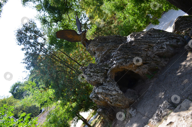 Скачать Жанровая скульптура орла в парке Кисловодска фотосток Ozero