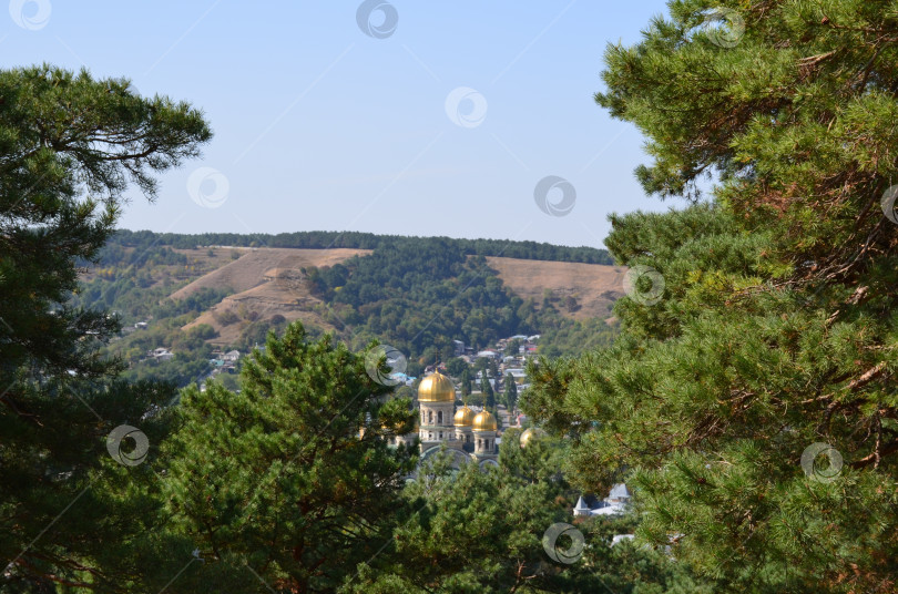 Скачать Вид на Кисловодск и Свято-Никольский собор фотосток Ozero