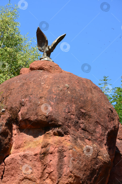Скачать Жанровая скульптура орла на красном камне в парке Кисловодска фотосток Ozero