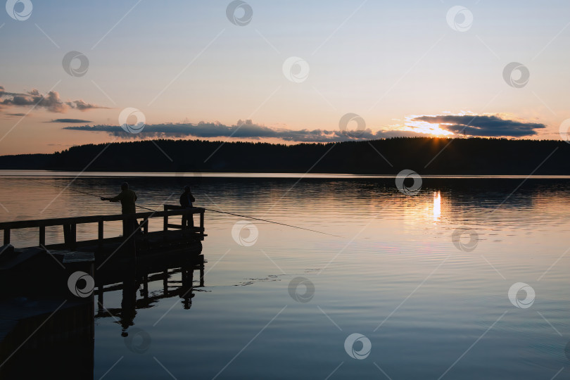Скачать Рыбаки на закате около озера фотосток Ozero