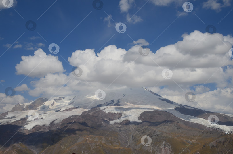 Скачать Вершины горы Эльбрус в облаках фотосток Ozero