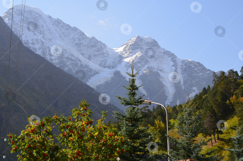 Скачать Вид на горы Кавказа осенью фотосток Ozero