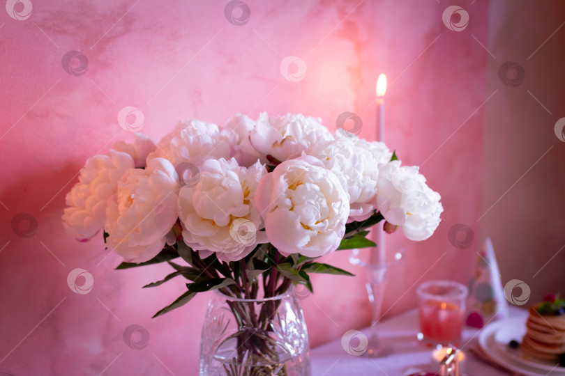 Скачать Цветущие белые пионы в вазе, цветы для украшения праздничного стола, избирательный акцент фотосток Ozero