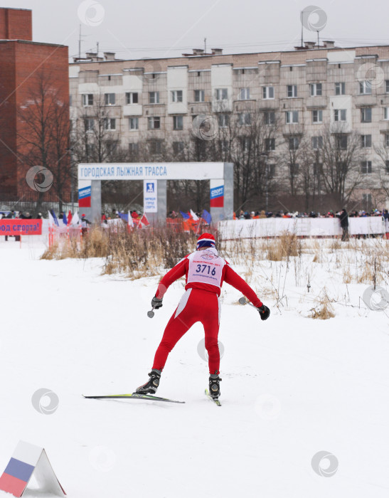 Скачать Спортсмен, приближающийся к финишу. фотосток Ozero