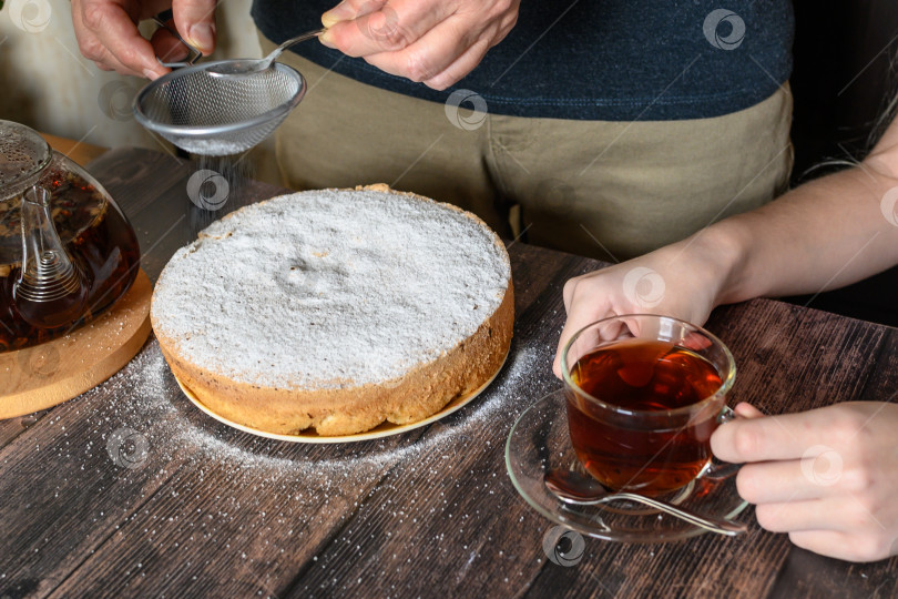 Скачать Яблочный пирог с чашкой чая. Серый фон. Вид сверху. фотосток Ozero