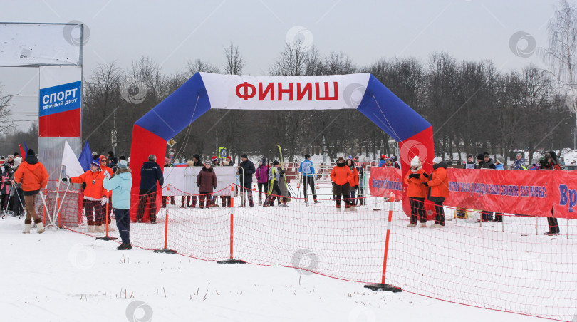 Скачать Заканчивайте спуск по лыжным склонам. фотосток Ozero