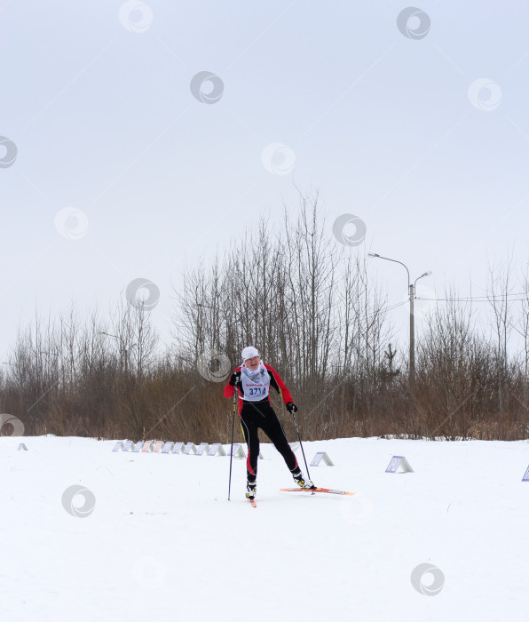 Скачать Лыжник на трассе. фотосток Ozero