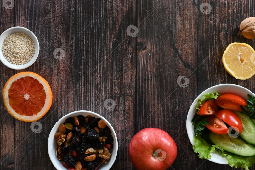 Скачать Вид сверху на свежие фрукты и овощи.здравоохранение. Сбалансированное питание. фотосток Ozero