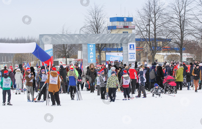 Скачать Большая толпа людей на зимнем празднике. фотосток Ozero