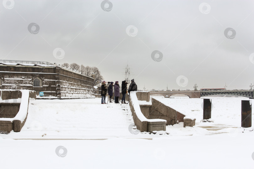 Скачать Люди на комендантском причале. фотосток Ozero