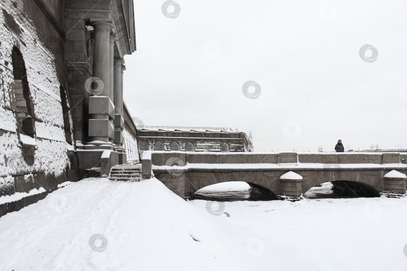 Скачать Архитектура Петропавловской крепости со стороны реки Невы. фотосток Ozero