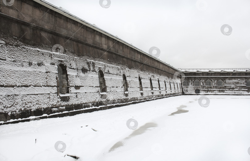 Скачать Замерзшая стена Петропавловской крепости. фотосток Ozero