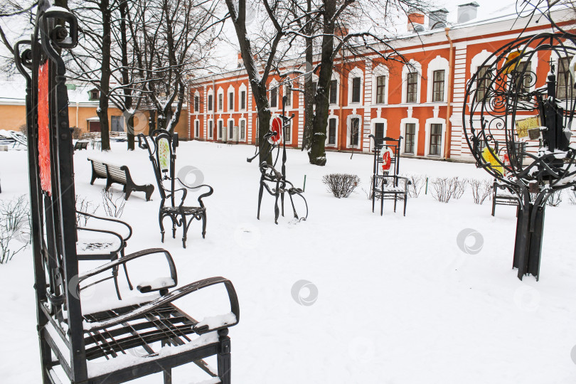 Скачать Металлические стулья в зимнем парке. фотосток Ozero