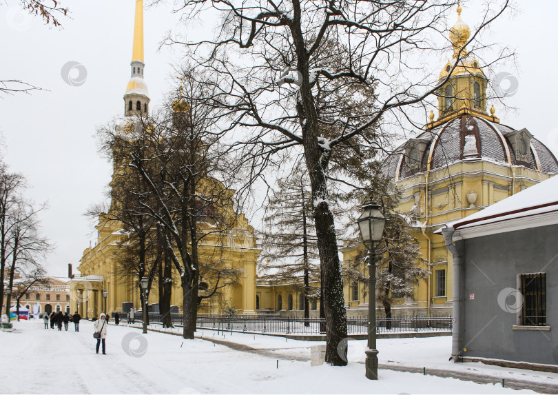 Скачать Люди в Петропавловской крепости. фотосток Ozero