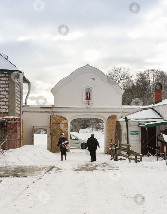 Скачать Люди у ворот монастыря. фотосток Ozero