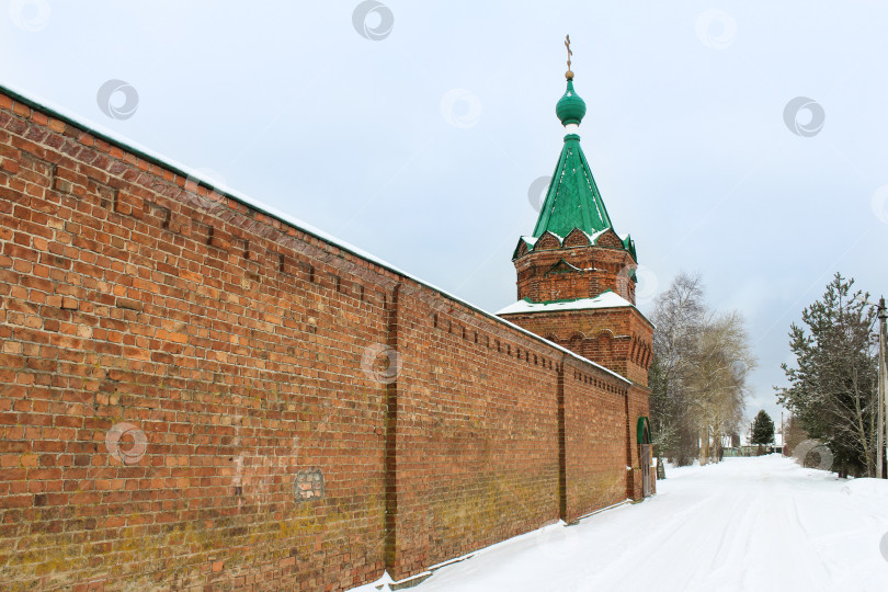 Скачать Кирпичная монастырская стена с башней. фотосток Ozero