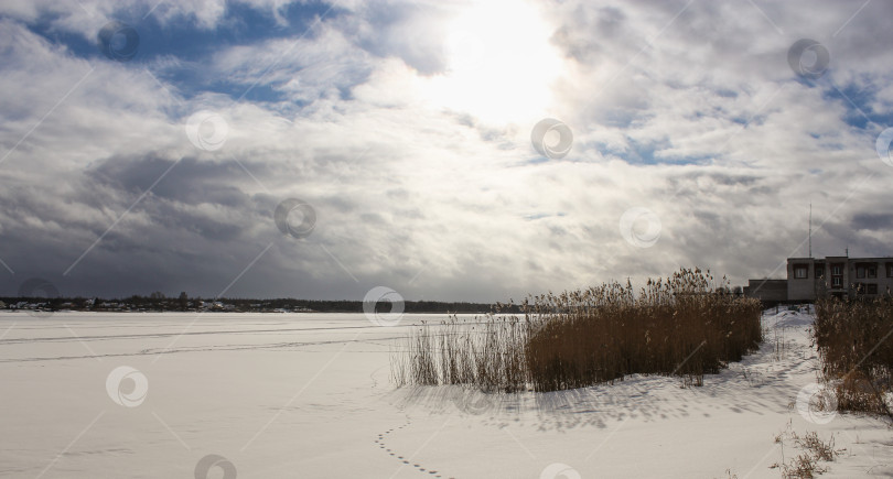 Скачать Замерзшая река Волхов. фотосток Ozero