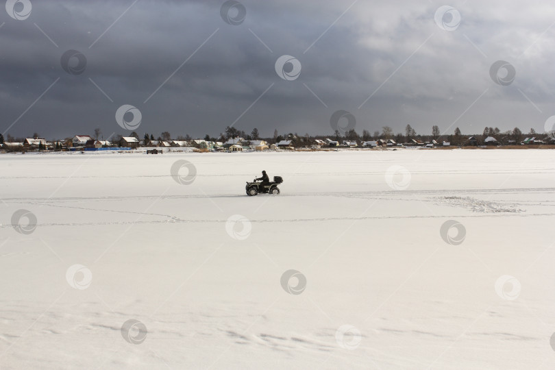 Скачать Путешествие по зимней реке. фотосток Ozero