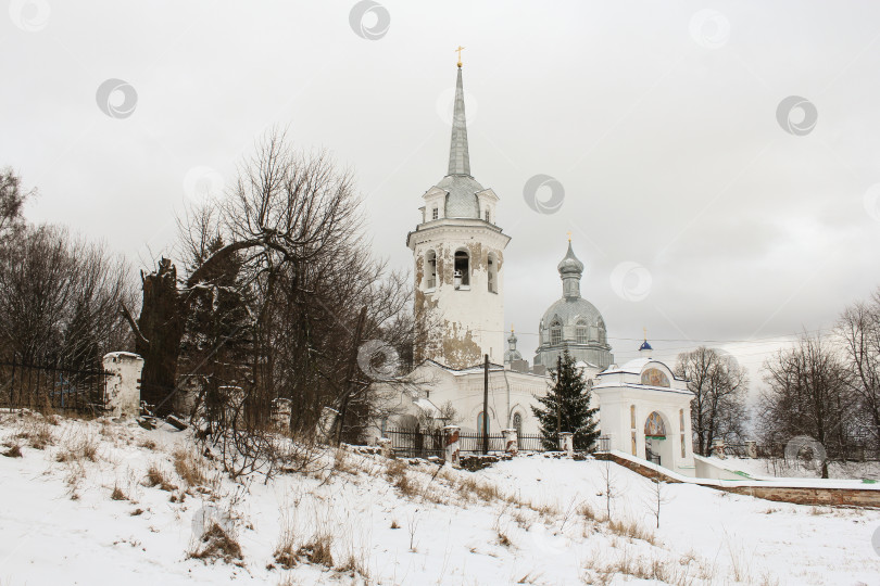 Скачать Церковь за старой оградой. фотосток Ozero