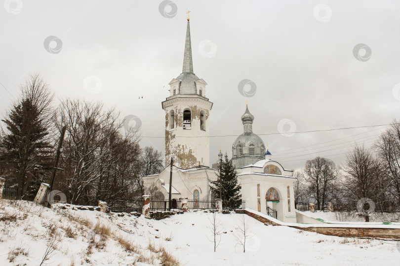Скачать Церковь на старом кладбище. фотосток Ozero