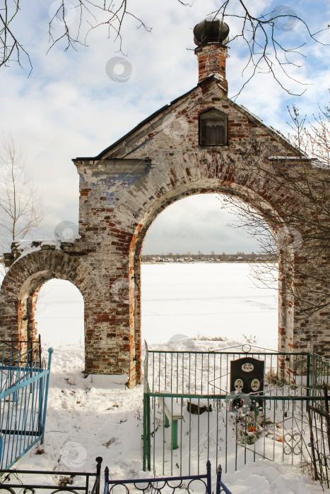 Скачать Старые ворота на берегу Волхова. фотосток Ozero