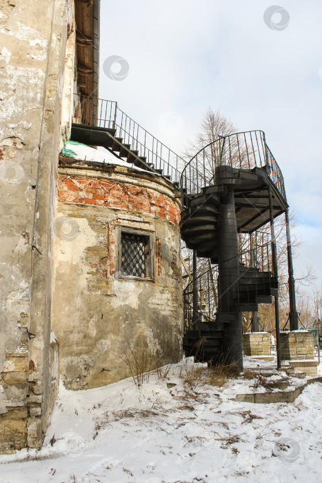 Скачать Винтовая металлическая лестница, вделанная в стену. фотосток Ozero