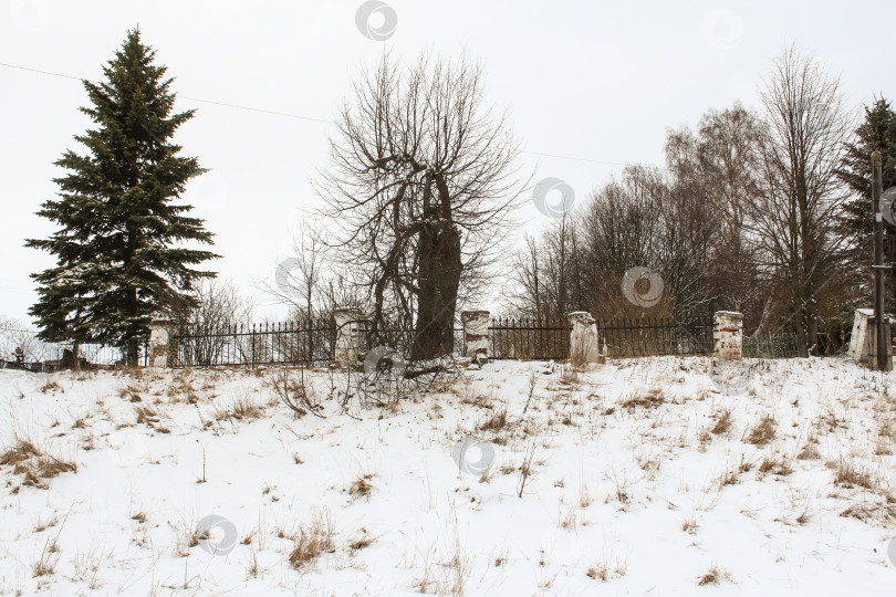 Скачать Старый забор на холме. фотосток Ozero