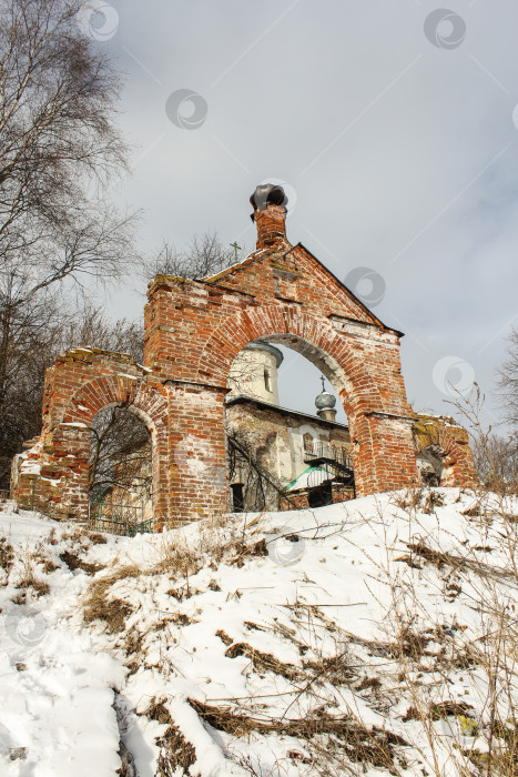 Скачать Старые ворота церкви на холме. фотосток Ozero