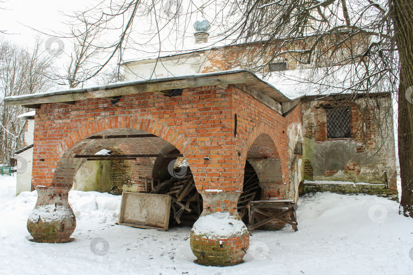 Скачать Вход в старую церковь. фотосток Ozero