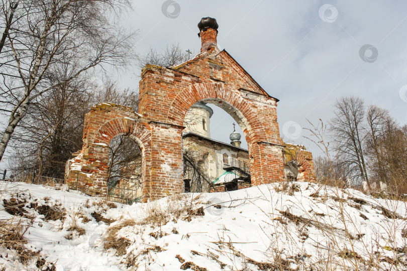 Скачать Сбор урожая у церковных ворот. фотосток Ozero