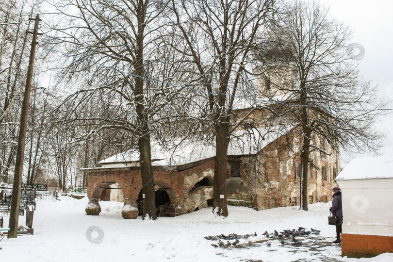 Скачать Старая церковь за деревьями. фотосток Ozero