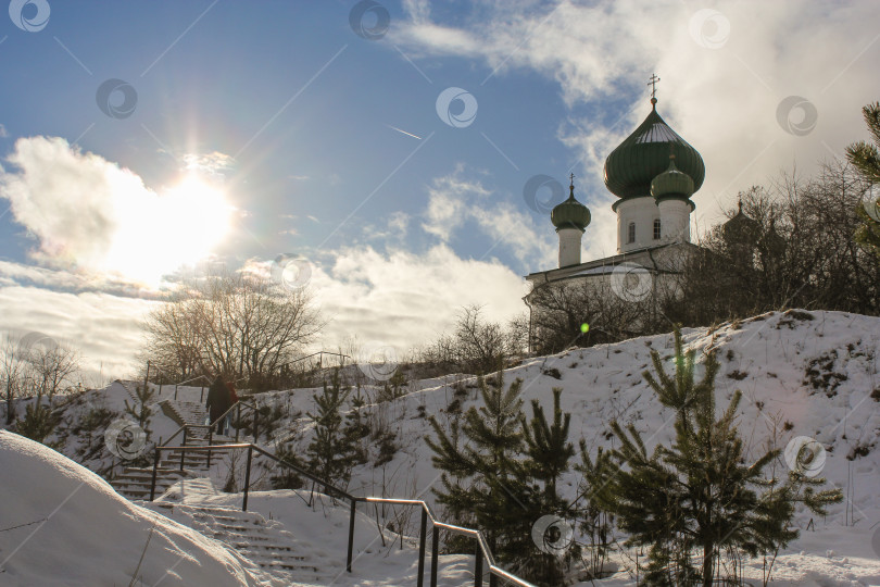 Скачать Люди поднимаются по лестнице в церковь. фотосток Ozero