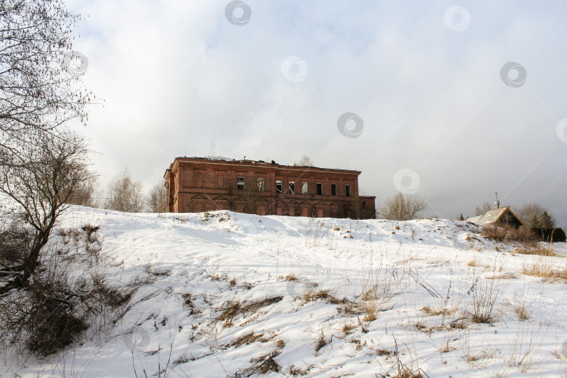 Скачать Старое полуразрушенное здание на холме. фотосток Ozero