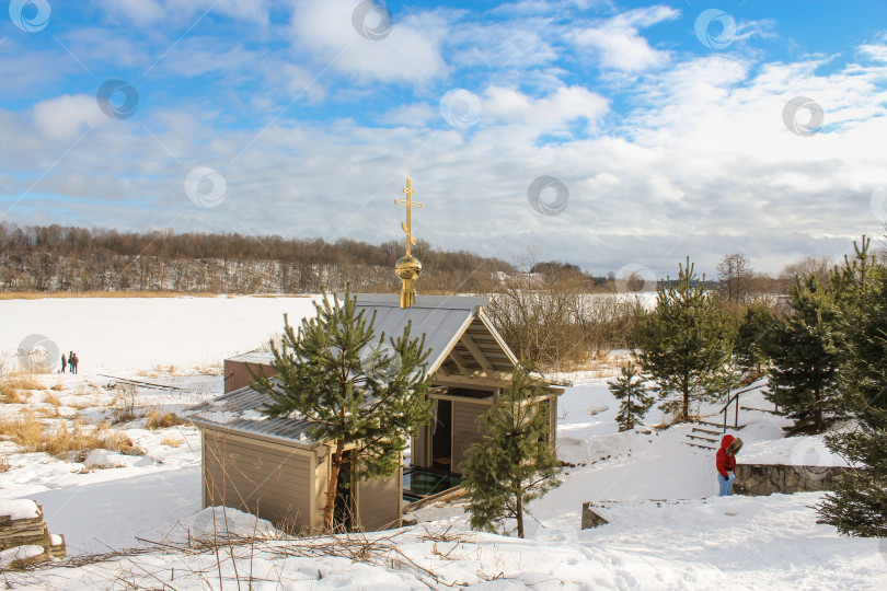 Скачать Святой источник на берегах Волхова. фотосток Ozero